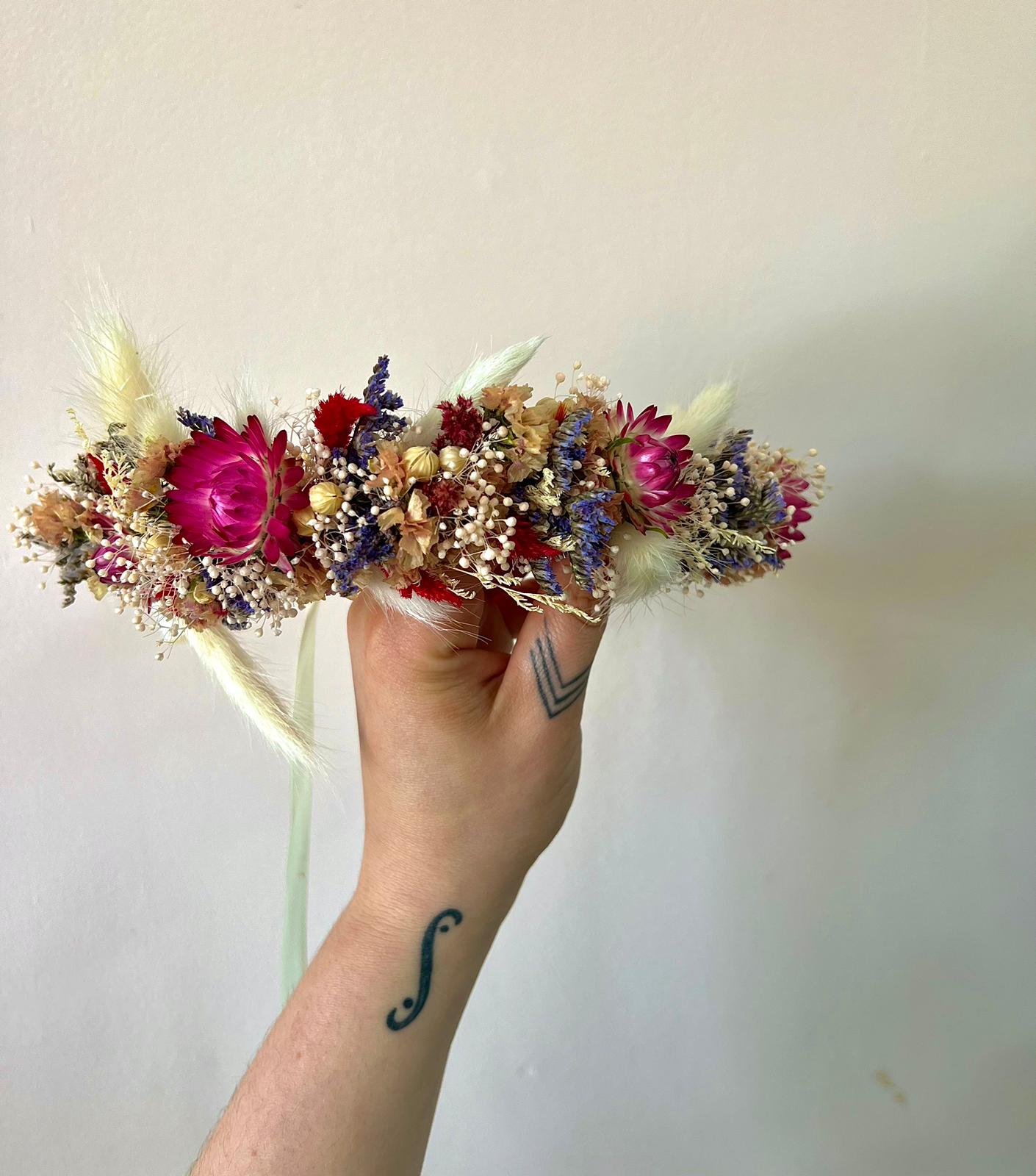 זר לראש מיובש צבעוני עם נגיעות לבן